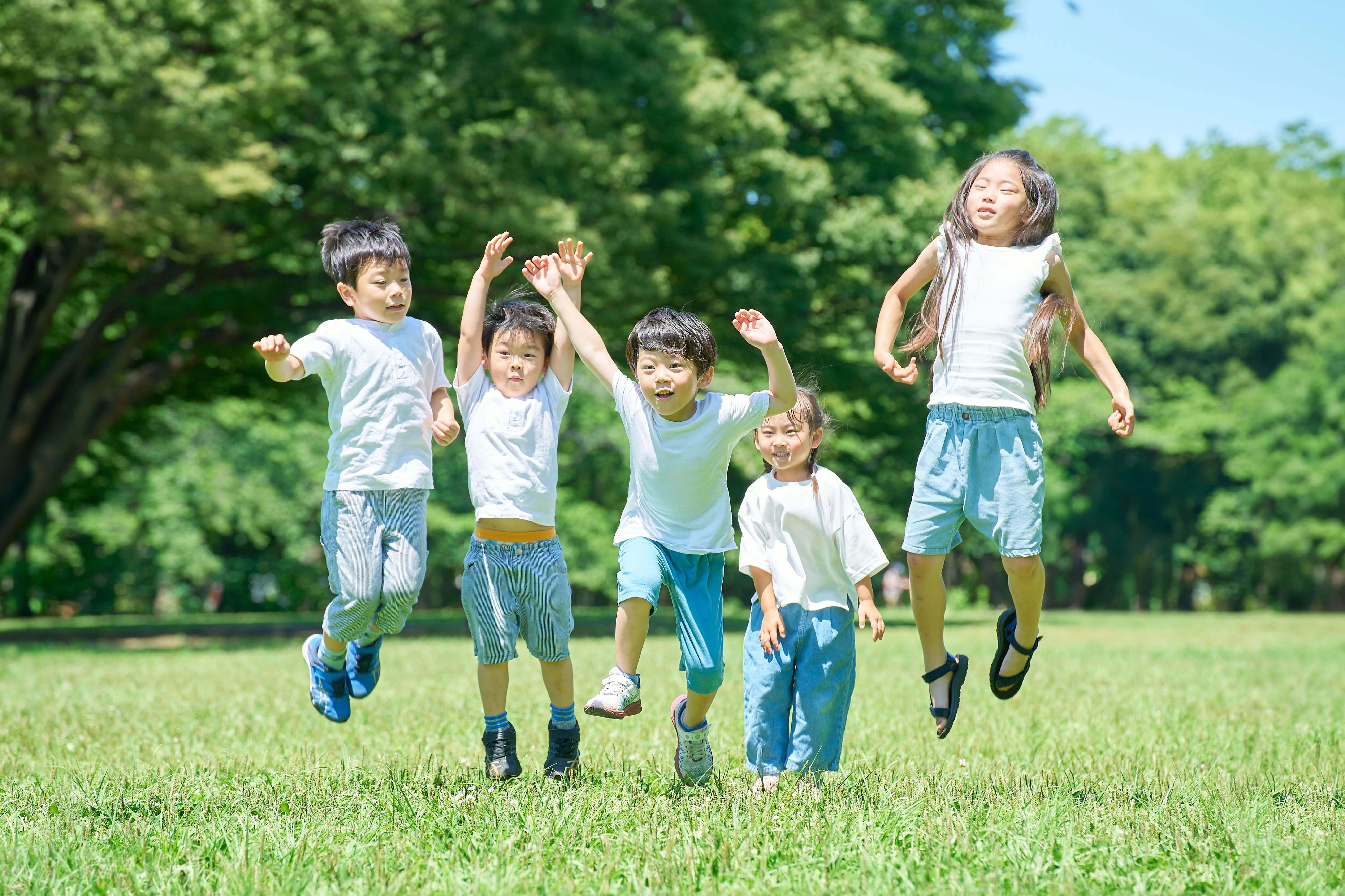 朝田歯科で小児矯正を受ける笑顔の子どもたち