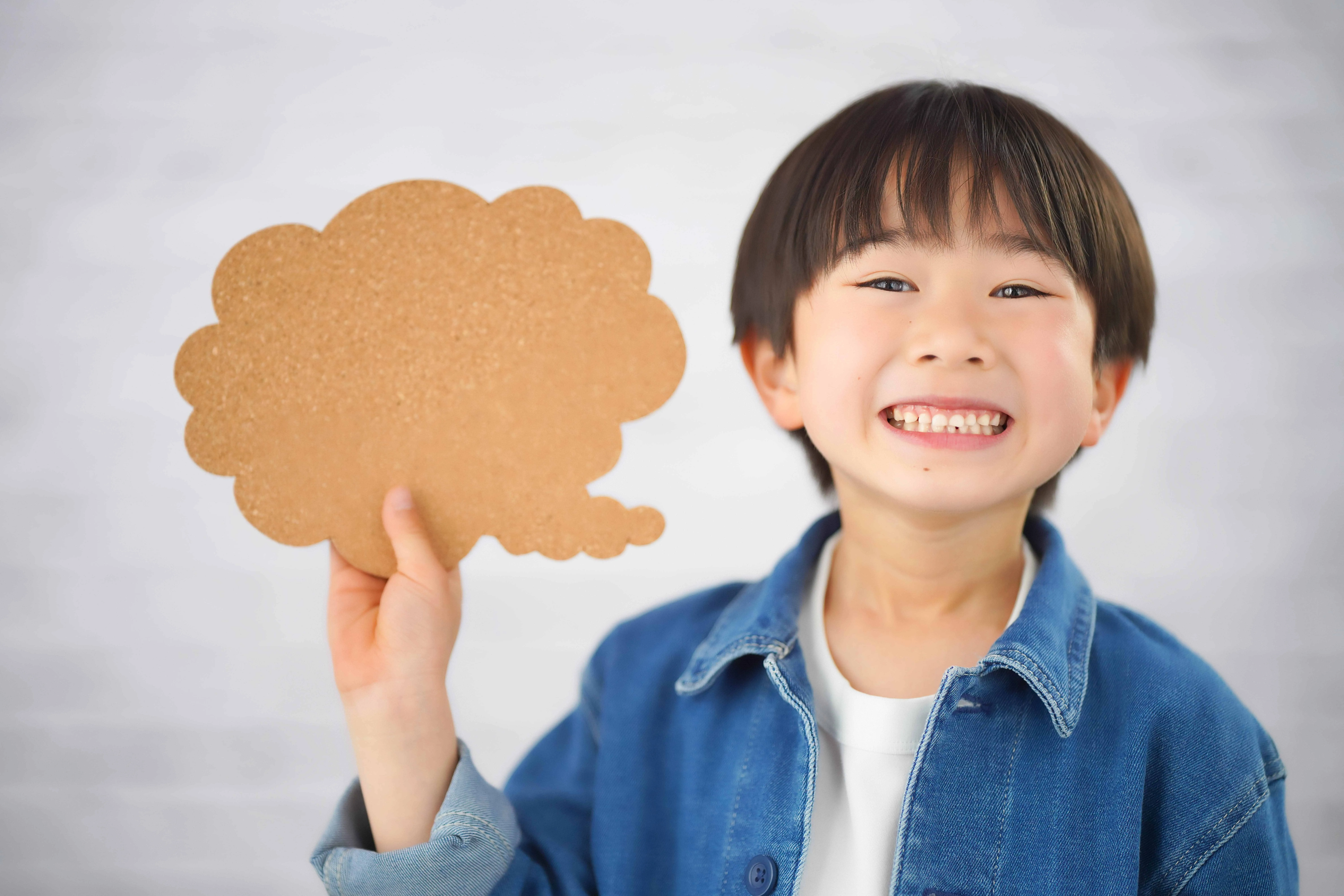 矯正治療で自信を持てるようになった笑顔の男の子